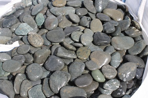 Kamenclub.ru: Галька речная плоская (темно-серая) фр. 100-200-300 мм. купить  в Коломне галька речная плоская темно-серый, серый, синий речной галечник плоский 9000 руб/т   фото КАМЕНЬ КЛУБ