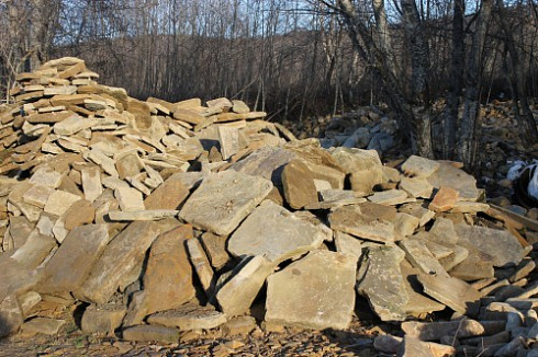 Kamenclub.ru: Песчаник плиты - плахи - пошаговые дорожки (фр. 70-150 мм)  купить в Коломне песчаник серый бежевый желтый зеленый колотый песчаник строительный 6500 руб/т   фото КАМЕНЬ КЛУБ