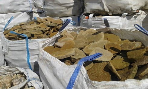 Kamenclub.ru: Песчаник колотый для облицовки (фр. 2-3 см)  купить в Коломне песчаник бежевый серый рыжий песчаник строительный 5000 руб/т   фото КАМЕНЬ КЛУБ