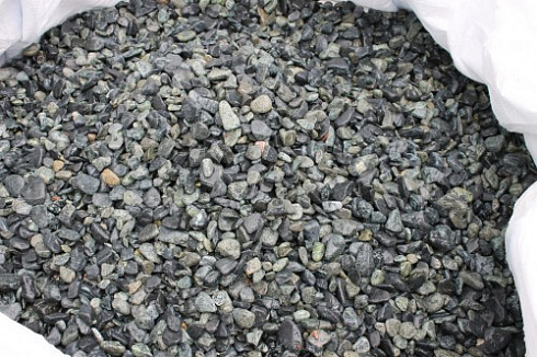 Kamenclub.ru: Щебень галтованный зеленый (змеевик) фр. 20-40 мм.  купить в Коломне мрамор зеленый, салатовый оголтованный щебень мраморный 12500 руб/т   фото КАМЕНЬ КЛУБ