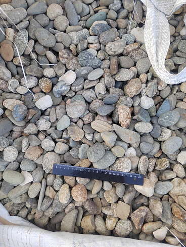 Kamenclub.ru: Галька речная окат (серая) фр.40-60 мм купить  в Коломне галька речная серый бежевый рыжий коричневый округлый речной камень 5000 руб/т   фото КАМЕНЬ КЛУБ