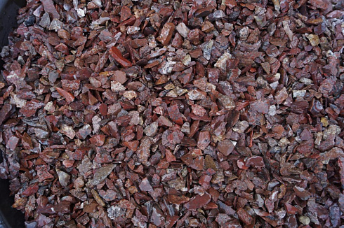 Kamenclub.ru: Щебень крошка красный (ЯШМА) фр. 20-40 мм.  купить в Коломне яшма красный, бордовый декоративный ландшафтный щебень 9000 руб/т   фото КАМЕНЬ КЛУБ