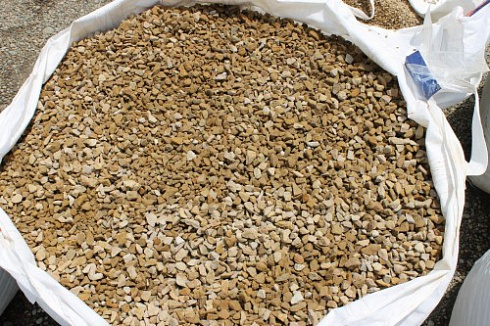 Kamenclub.ru: Щебень крошка желтый (песчаник) фр. 10-20 мм.  купить в Коломне песчаник бежевый, серый, рыжий декоративный ландшафтный щебень колотый 9500 руб/т   фото КАМЕНЬ КЛУБ