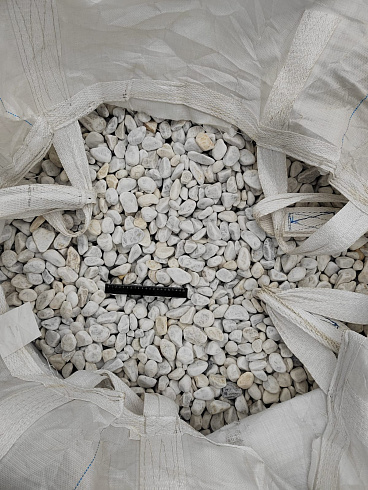 Kamenclub.ru: Мраморная крошка (щебень галтованный белый) фр.40-70 мм.  купить в Коломне мрамор белый молочный айвори окатанный округлый природный камень 17000 руб/т   фото КАМЕНЬ КЛУБ