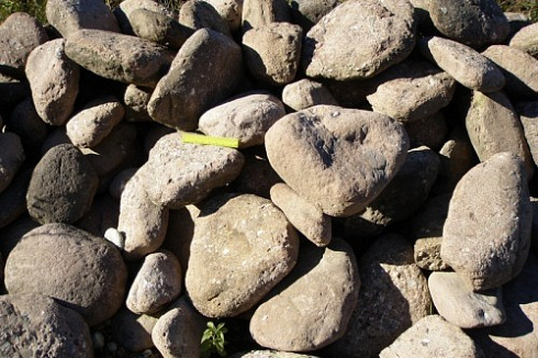 Kamenclub.ru: Конгломераты фр. 300-1000 мм.  купить в Коломне кварц мрамор диабаз коричневый, серый зеленоватый речной валун крупный 6500 руб/т   фото КАМЕНЬ КЛУБ