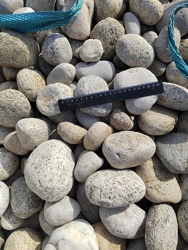 Kamenclub.ru: Галька речная окат (серо-белая) фр. 70-120 мм купить  в Коломне галька галечник бело-серая, серо-белая, серая, белая речная природная галька  8000 руб/т   фото КАМЕНЬ КЛУБ