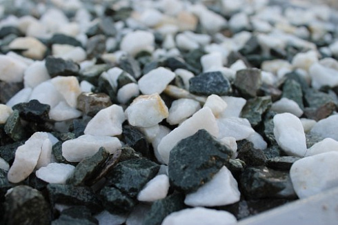 Kamenclub.ru: Мраморная крошка (щебень крошка микс: белый-зеленый) фр. 10-20 мм.  купить в Коломне мрамор белый, зеленый каменная ландшафтная декоративная крошка щебня 9500 руб/т   фото КАМЕНЬ КЛУБ