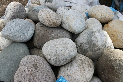 Kamenclub.ru: Речной валун (Ассорти) фр.100-300 мм.  купить в Коломне галечник серый, темно-серый, светло-серый речная галька крупных размеров 4200 руб/т   фото КАМЕНЬ КЛУБ
