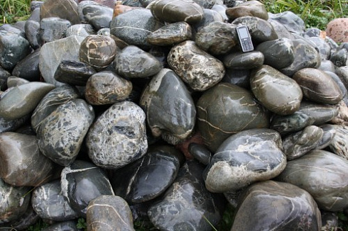 Kamenclub.ru: Валунчик Паутинник фр.100-300 мм  купить в Коломне крупный природный камень галечник темно-серый с прожилками белый черный речной валунчик 5000 руб/т   фото КАМЕНЬ КЛУБ