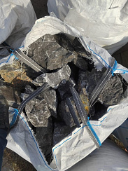 Kamenclub.ru: Черный мрамор скальник фр. 100-500 мм.  купить в Коломне мрамор черный белый серый крупный колотый валун ландшафтный 8500 руб/т   фото КАМЕНЬ КЛУБ