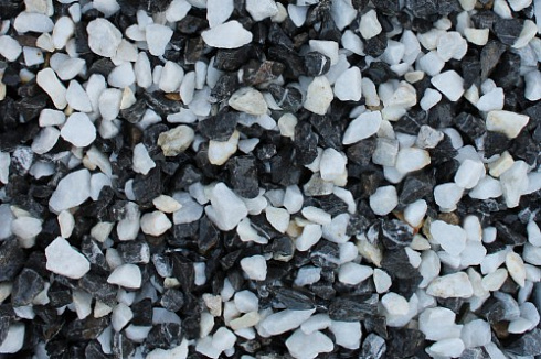 Kamenclub.ru: Мраморная крошка (щебень крошка микс : черный-белый) фр. 10-20 мм.  купить в Коломне мрамор белый, черный каменная декоративная крошка ландшафтная 12000 руб/т   фото КАМЕНЬ КЛУБ