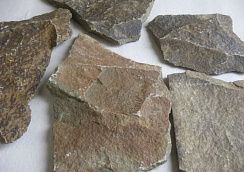 Kamenclub.ru: Песчаник пластушка "фонтанка" серо-зеленая (3,0-5,0 см)  купить в Коломне песчаник серо-зеленая колотые плитки облицовочные пластушки 11400 руб/м3   фото КАМЕНЬ КЛУБ