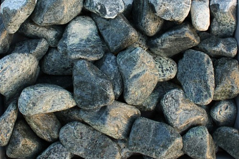 Kamenclub.ru: Щебень галтованный зеленый (змеевик) фр. 50-100 мм.  купить в Коломне галтовка мраморная зеленый, салатовый мрамор 12 500 руб/т   фото КАМЕНЬ КЛУБ