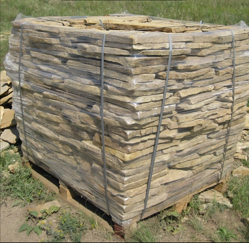 Kamenclub.ru: Песчаник пластушка желтый с рисунком (3 см)  купить в Коломне песчаник желтый с рисунком, рыжий, желтый песчаник пластушка ландшафтная рваная 8 500 руб/м3   фото КАМЕНЬ КЛУБ