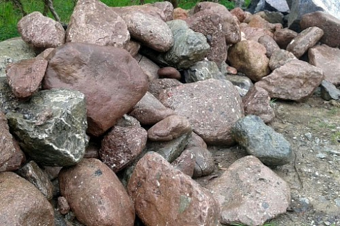 Kamenclub.ru: Конгломераты фр. 300-1000 мм.  купить в Коломне кварц мрамор диабаз коричневый, серый зеленоватый речной валун крупный 6500 руб/т   фото КАМЕНЬ КЛУБ