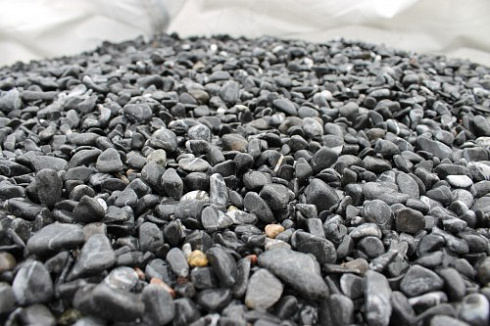 Kamenclub.ru: Щебень галтованный черный (мрамор) фр.10-20 мм.  купить в Коломне мрамор черный с белыми прожилками, черный, белый окатанный округлый ландшафтный декоративный щебень 15000 руб/т   фото КАМЕНЬ КЛУБ