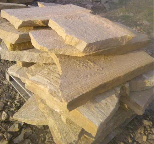 Kamenclub.ru: Форматный камень (плаха) пошаговая дорожка от 70-150 см (4 -12 см)  купить в Коломне плитняк  форматный плаха желтый песчаник 9 000 руб/т   фото КАМЕНЬ КЛУБ