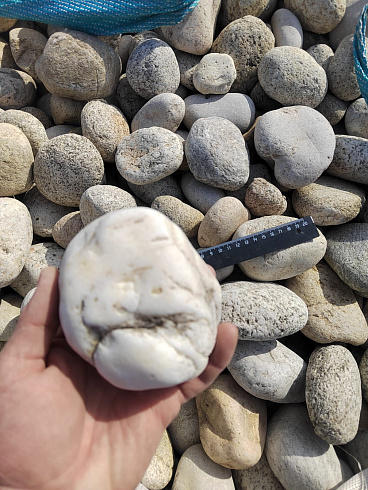 Kamenclub.ru: Галька речная окат (серо-белая) фр. 70-120 мм купить  в Коломне галька галечник бело-серая, серо-белая, серая, белая речная природная галька  8000 руб/т   фото КАМЕНЬ КЛУБ