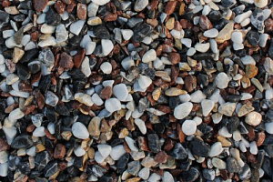 Kamenclub.ru: Мраморная крошка (щебень галтованный микс:белый-черный-розовый-медовый) фр.5-10 мм.  купить в Коломне мрамор белый, медовый, черный, розовый мраморный галтованный щебень декоративный ландшафтный 15500 руб/т   фото КАМЕНЬ КЛУБ
