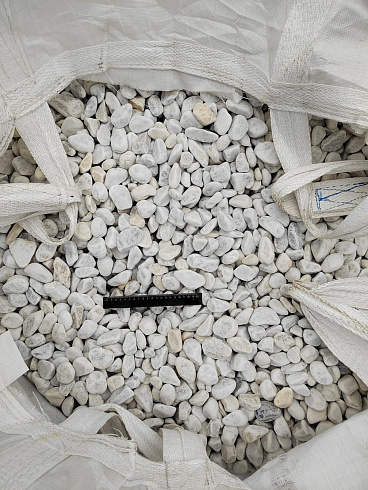 Kamenclub.ru: Мраморная крошка (щебень галтованный белый) фр.40-70 мм.  купить в Коломне мрамор белый молочный айвори окатанный округлый природный камень 17000 руб/т   фото КАМЕНЬ КЛУБ