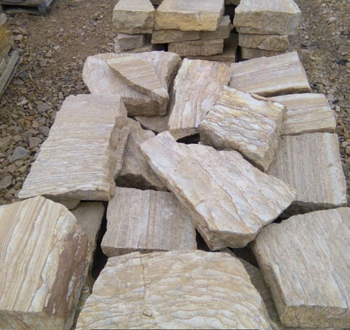 Kamenclub.ru: Песчаник пластушка желтый с рисунком (7-15 см)  купить в Коломне плитняк - пластушка - бут желтый песчаник 10200 руб/м3   фото КАМЕНЬ КЛУБ