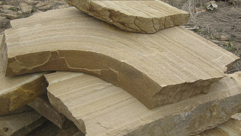 Kamenclub.ru: Форматный камень (плаха) пошаговая дорожка от 70-150 см (4 -12 см)  купить в Коломне плитняк  форматный плаха желтый песчаник 9 000 руб/т   фото КАМЕНЬ КЛУБ