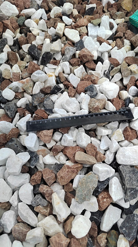 Kamenclub.ru: Мраморная крошка (щебень крошка микс : белый-черный-розовый) фр. 20-40 мм.  купить в Коломне мрамор белый, черный, розовый декоративная ландшафтная крошка 12000 руб/т   фото КАМЕНЬ КЛУБ