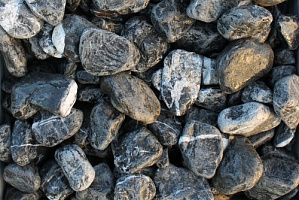 Kamenclub.ru: Щебень галтованный черный (мрамор) фр. 50-100 мм.  купить в Коломне мрамор черный с белыми прожилками щебень ландшафтный мраморный 15000 руб/т   фото КАМЕНЬ КЛУБ