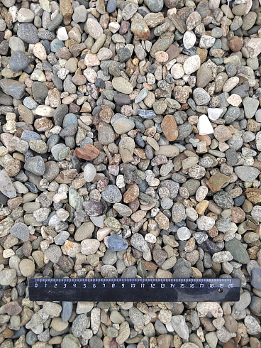Kamenclub.ru: Галька речная окат (серая) фр.10-20 мм купить  в Коломне галька речная серая, серый, темно-серый, светло-серый, коричневый ландшафтная декоративная речная окатанная округлая галька 5000 руб/т   фото КАМЕНЬ КЛУБ