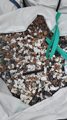 Kamenclub.ru: Мраморная крошка (щебень крошка микс : белый-черный-розовый) фр. 20-40 мм.  купить в Коломне мрамор белый, черный, розовый декоративная ландшафтная крошка 12000 руб/т   фото КАМЕНЬ КЛУБ