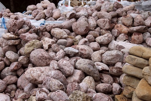 Kamenclub.ru: Розовый валунчик фр.100-300 мм.  купить в Коломне крупный природный камень розовый, серый молочный красный речной галечник природный 7850 руб/т   фото КАМЕНЬ КЛУБ