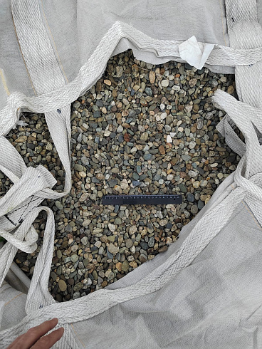 Kamenclub.ru: Галька речная окат (серая) фр.10-20 мм купить  в Коломне галька речная серая, серый, темно-серый, светло-серый, коричневый ландшафтная декоративная речная окатанная округлая галька 5000 руб/т   фото КАМЕНЬ КЛУБ