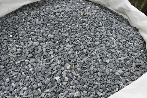 Kamenclub.ru: Щебень галтованный черный (мрамор) фр.10-20 мм.  купить в Коломне мрамор черный с белыми прожилками, черный, белый окатанный округлый ландшафтный декоративный щебень 15000 руб/т   фото КАМЕНЬ КЛУБ