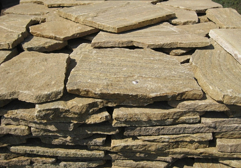 Kamenclub.ru: Песчаник пластушка желтый с рисунком (3 см)  купить в Коломне песчаник желтый с рисунком, рыжий, желтый песчаник пластушка ландшафтная рваная 8 500 руб/м3   фото КАМЕНЬ КЛУБ