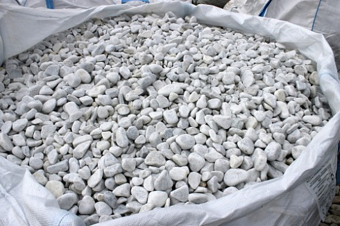 Kamenclub.ru: Мраморная крошка (щебень галтованный белый), фр.20-40 мм.  купить в Коломне мрамор белый бежевый молочный мраморный щебень декоративный 17000 руб/т   фото КАМЕНЬ КЛУБ