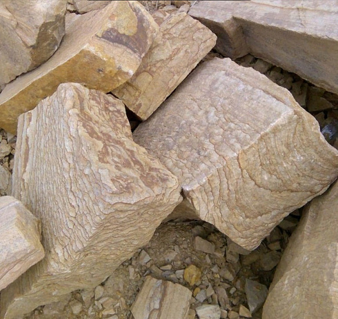 Kamenclub.ru: Песчаник пластушка желтый с рисунком (7-15 см)  купить в Коломне плитняк - пластушка - бут желтый песчаник 10200 руб/м3   фото КАМЕНЬ КЛУБ