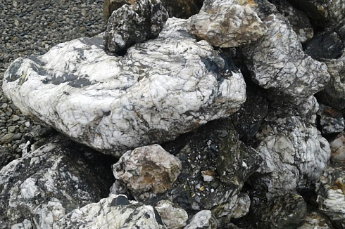 Kamenclub.ru: Черный гранит - кварцит фр. 100-500 мм.  купить в Коломне мрамор гранит черный с белыми прожилками, серый, белый валун скальный колотый 7000 руб/т   фото КАМЕНЬ КЛУБ