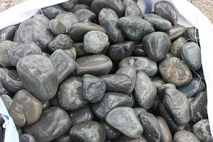 Kamenclub.ru: Темно-серый валунчик фр.100-300 мм.  купить в Коломне крупный природный камень серый, темно-серый, светло-серый речная галька большого размера окатанная 4500 руб/т   фото КАМЕНЬ КЛУБ