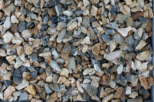 Kamenclub.ru: Мраморная крошка (щебень крошка медовый), фр. 10-20 мм.  купить в Коломне песчаник бежевый, серый каменная ландшафтная крошка  12000 руб/т   фото КАМЕНЬ КЛУБ