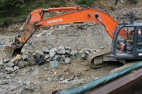 Kamenclub.ru: Гранит скальник (серо-зеленый) фр. 100-500 мм.  купить в Коломне гранит зеленый, серый, салатовый крупный ландшафтный валун 6 000 руб/т   фото КАМЕНЬ КЛУБ