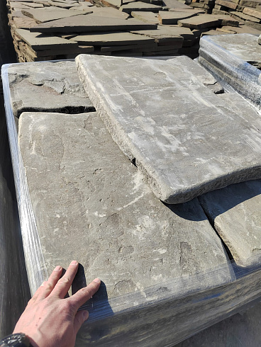 Kamenclub.ru: Песчаник пластушка галтованная светло-серая (3,0 см)  купить в Коломне песчаник светло-серый, серый ландшафтный камень рваный колотый 21000 руб/м3   фото КАМЕНЬ КЛУБ