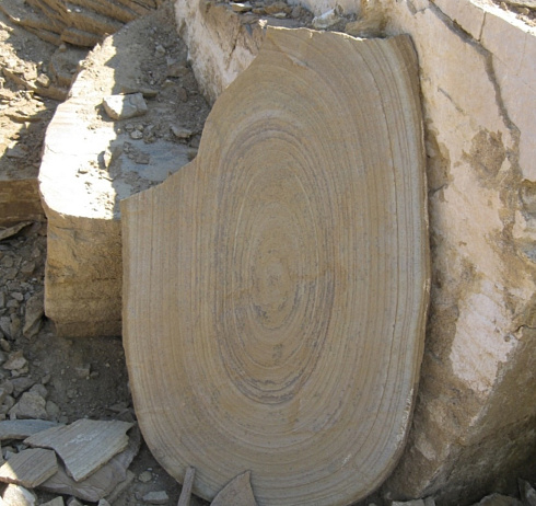 Kamenclub.ru: Форматный камень (плаха) пошаговая дорожка от 70-150 см (4 -12 см)  купить в Коломне плитняк  форматный плаха желтый песчаник 9 000 руб/т   фото КАМЕНЬ КЛУБ