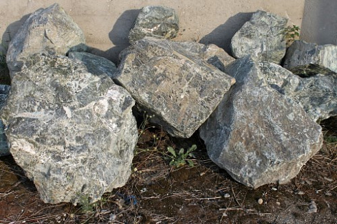 Kamenclub.ru: Змеевик скальник фр. 500-1500 мм.  купить в Коломне змеевик зеленый серый черный глыба скальная колотая 7500 руб/т   фото КАМЕНЬ КЛУБ