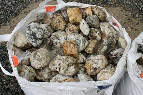 Kamenclub.ru: Кварцевый валунчик фр.100-300 мм.  купить в Коломне кварц белый, бежевый молочный рыжий крупный природный камень галечник 7850 руб/т   фото КАМЕНЬ КЛУБ