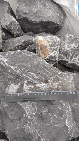 Kamenclub.ru: Черный мрамор скальник фр. 100-500 мм.  купить в Коломне мрамор черный белый серый крупный колотый валун ландшафтный 8500 руб/т   фото КАМЕНЬ КЛУБ