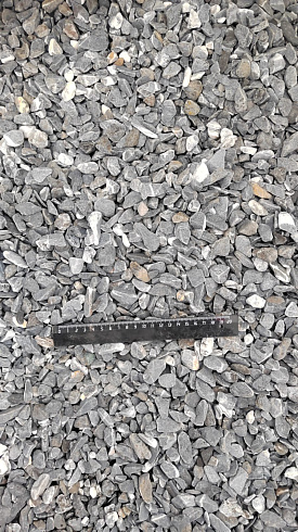 Kamenclub.ru: Щебень галтованный черный (мрамор) фр.10-20 мм.  купить в Коломне мрамор черный с белыми прожилками, черный, белый окатанный округлый ландшафтный декоративный щебень 15000 руб/т   фото КАМЕНЬ КЛУБ