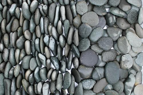 Kamenclub.ru: Галька речная плоская (темно-серая) фр. 70-150 мм. купить  в Коломне галечник природный темно-серый серый синий речная плоская природная окатанная  9000 руб/т   фото КАМЕНЬ КЛУБ