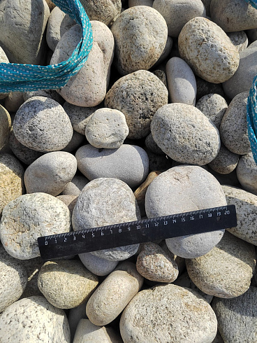 Kamenclub.ru: Галька речная окат (серо-белая) фр. 70-120 мм купить  в Коломне галька галечник бело-серая, серо-белая, серая, белая речная природная галька  8000 руб/т   фото КАМЕНЬ КЛУБ