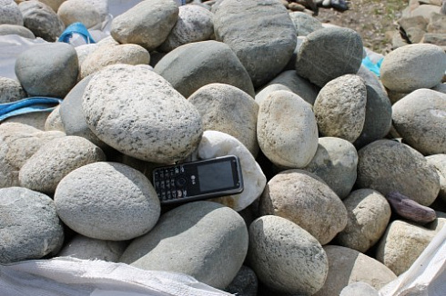 Kamenclub.ru: Речной валун (Ассорти) фр.100-300 мм.  купить в Коломне галечник серый, темно-серый, светло-серый речная галька крупных размеров 4200 руб/т   фото КАМЕНЬ КЛУБ