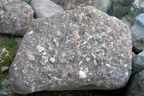 Kamenclub.ru: Конгломераты фр. 300-1000 мм.  купить в Коломне кварц мрамор диабаз коричневый, серый зеленоватый речной валун крупный 6500 руб/т   фото КАМЕНЬ КЛУБ